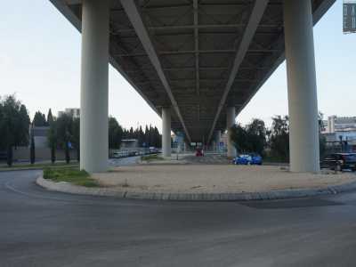 Questa volta invece lo incontriamo mentre si d� da fare in via Crispi, all�interno di uno spazio recintato a pochi passi dai pilastri del ponte Adriatico